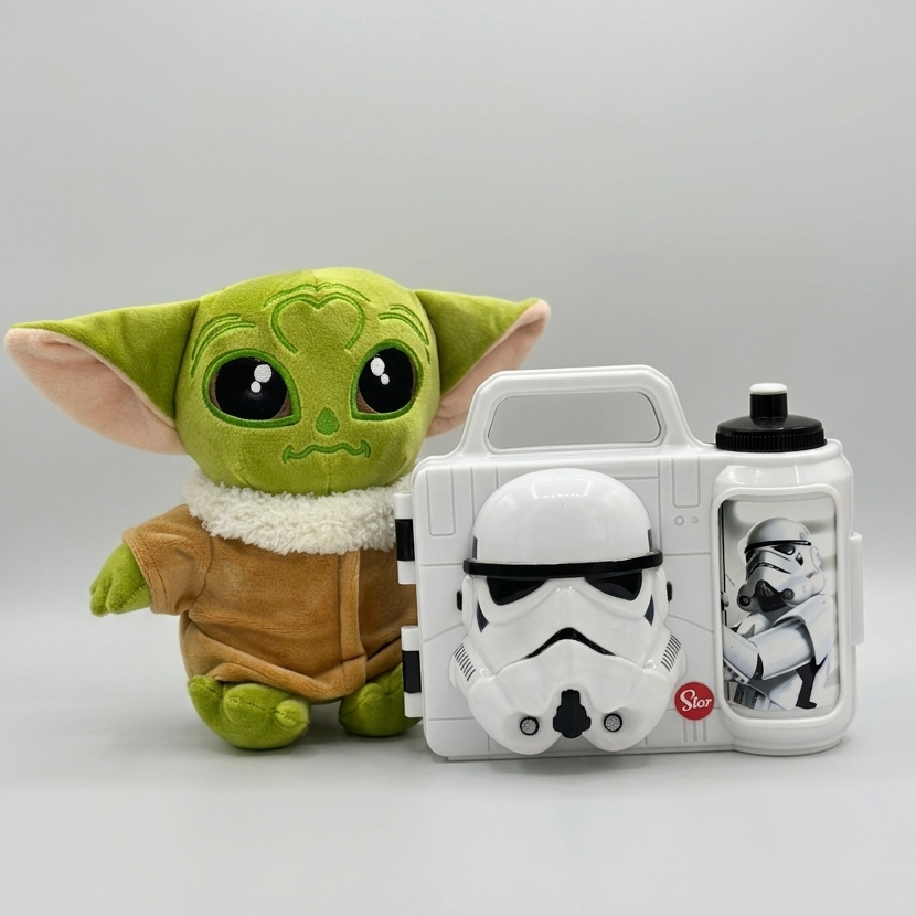 COMBO WARS: BABY YODA Y LONCHERA $11.75